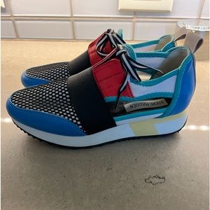 Woman’s Steve Madden multi colored tennis shoe size 6 excellent condition
